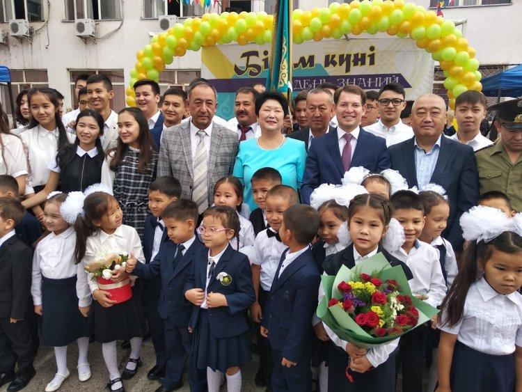 "Саналы ұрпақ-жарқын болашақ" тақырыбында "Білім күніне" арналған салтанатты жиын