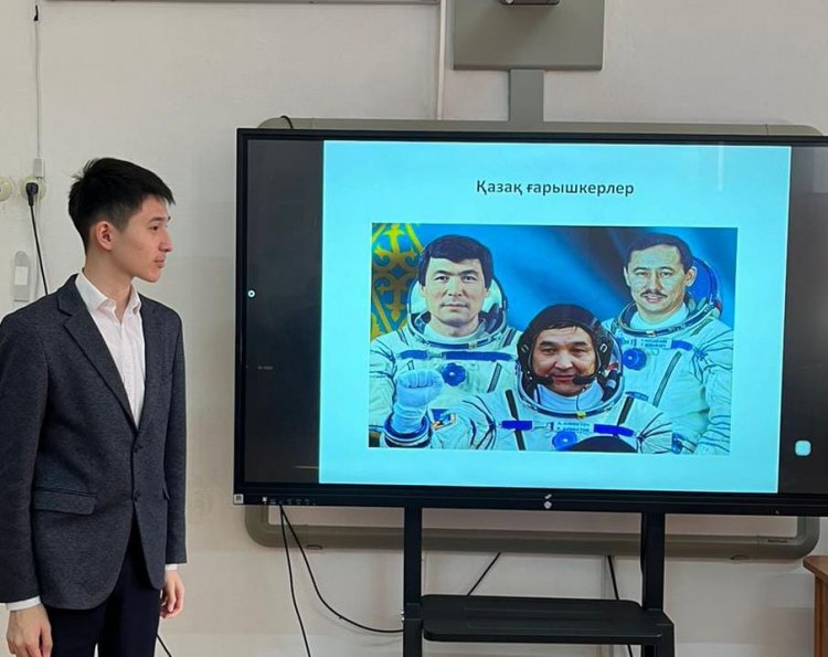 "12 сәуір- Ғарышкерлер күні"