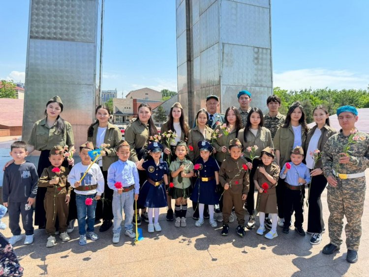 "ЖЕҢІС КҮНІ" мәңгі алауға гүл шоғын кою рәсімі